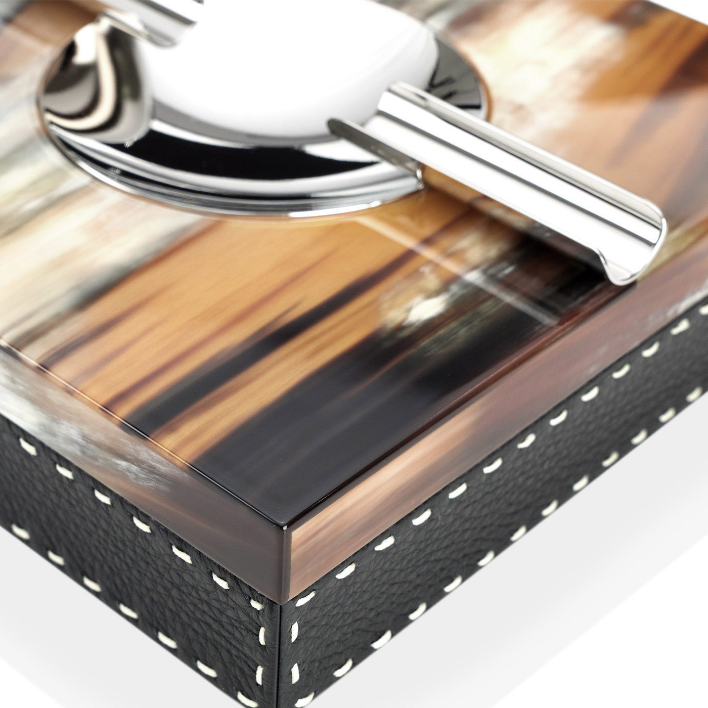 Ufficio e fumo - posacenere in corno e pelle martellata Onyx mod. 4443 - dettaglio - Arcahorn