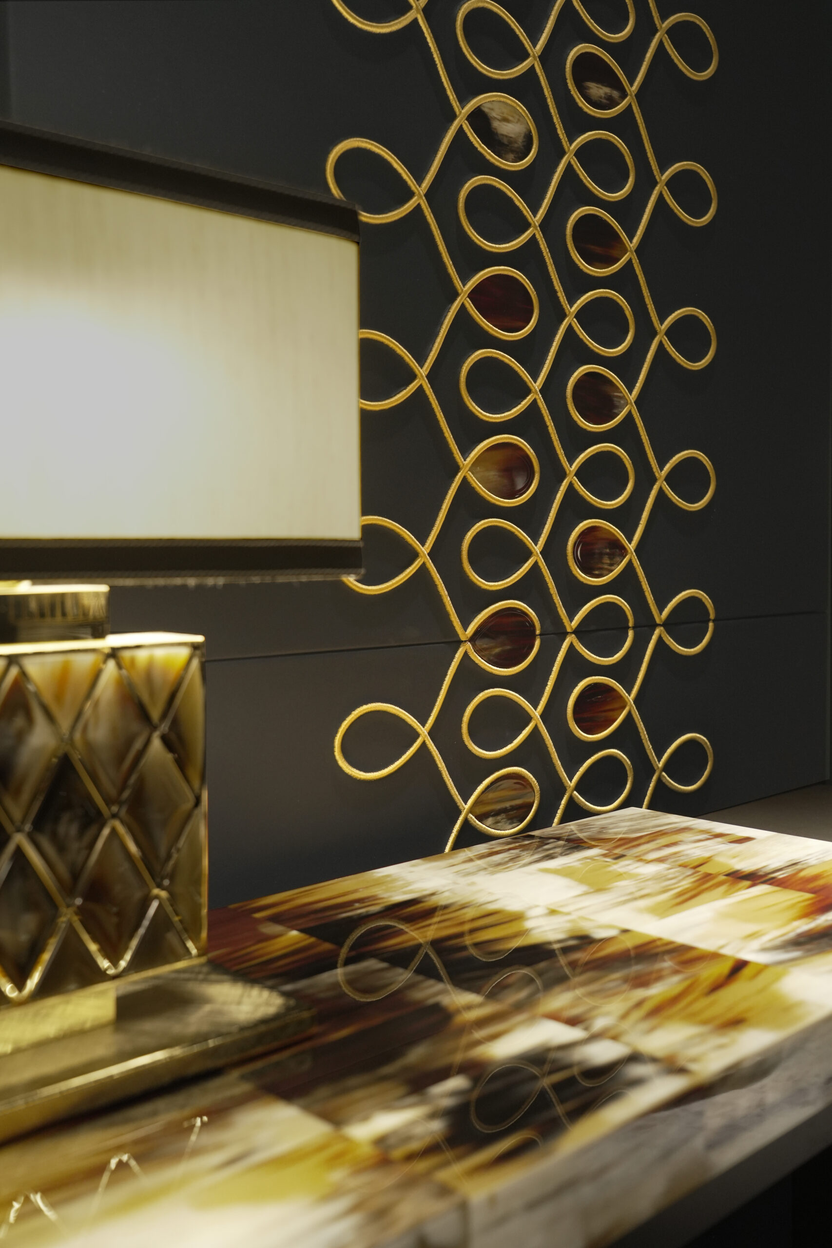 BOISERIE IN PELLE RICAMATA ZAFIRA - immagine 2